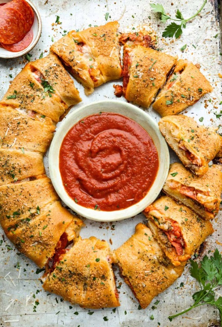 طرز تهیه حلقه پیتزا هلالی؛ پیتزای خوشمزه با شکل و طعمی خاص طرز تهیه حلقه پیتزا هلالی؛ پیتزای خوشمزه با شکل و طعمی خاص