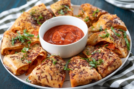 طرز تهیه حلقه پیتزا هلالی؛ پیتزای خوشمزه با شکل و طعمی خاص طرز تهیه حلقه پیتزا هلالی؛ پیتزای خوشمزه با شکل و طعمی خاص