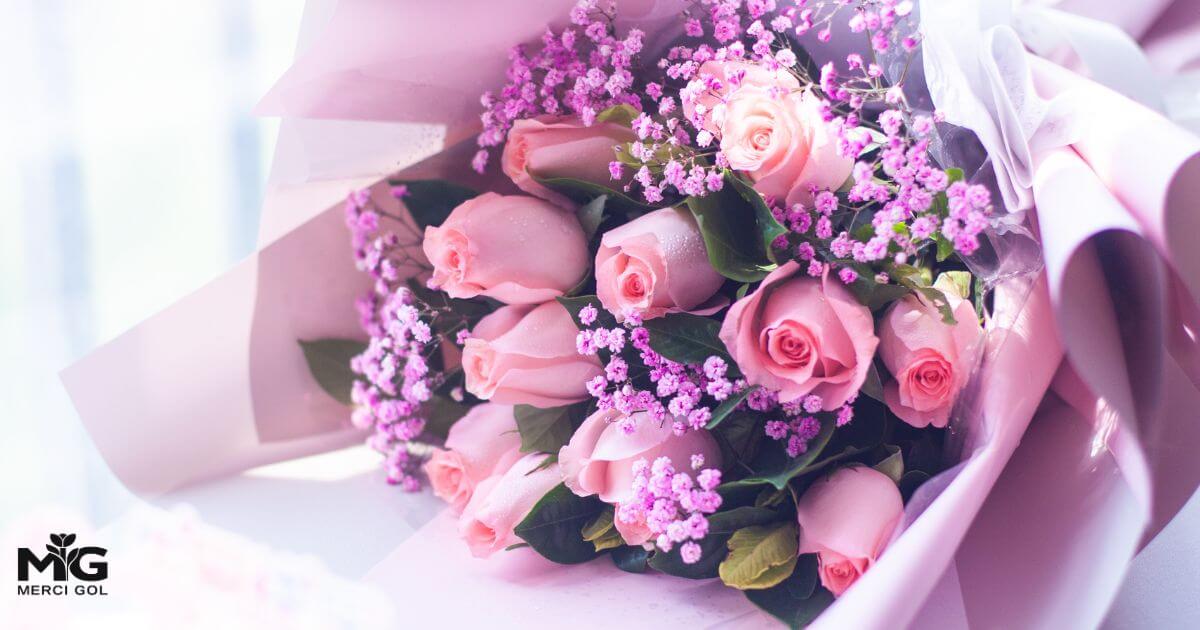 تاج گل یا دسته گل؟ کدام انتخاب برای مجالس شیکتر است؟ تاج گل یا دسته گل؟ کدام انتخاب برای مجالس شیکتر است؟