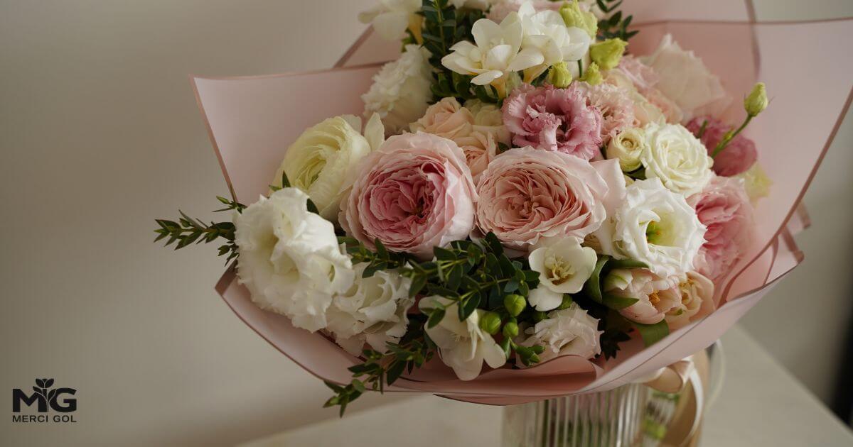 تاج گل یا دسته گل؟ کدام انتخاب برای مجالس شیکتر است؟ تاج گل یا دسته گل؟ کدام انتخاب برای مجالس شیکتر است؟