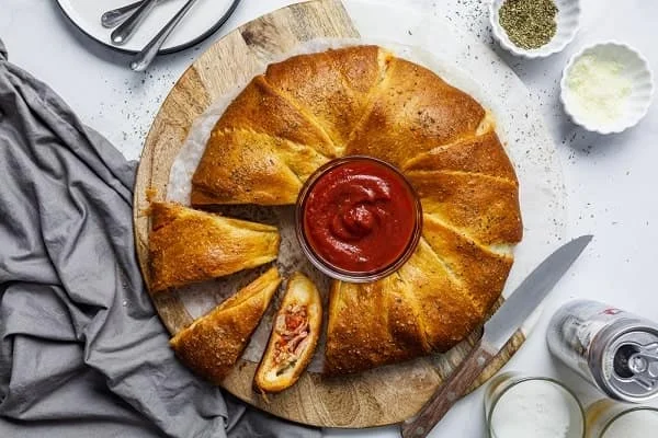 طرز تهیه حلقه پیتزا هلالی؛ پیتزای خوشمزه با شکل و طعمی خاص طرز تهیه حلقه پیتزا هلالی؛ پیتزای خوشمزه با شکل و طعمی خاص