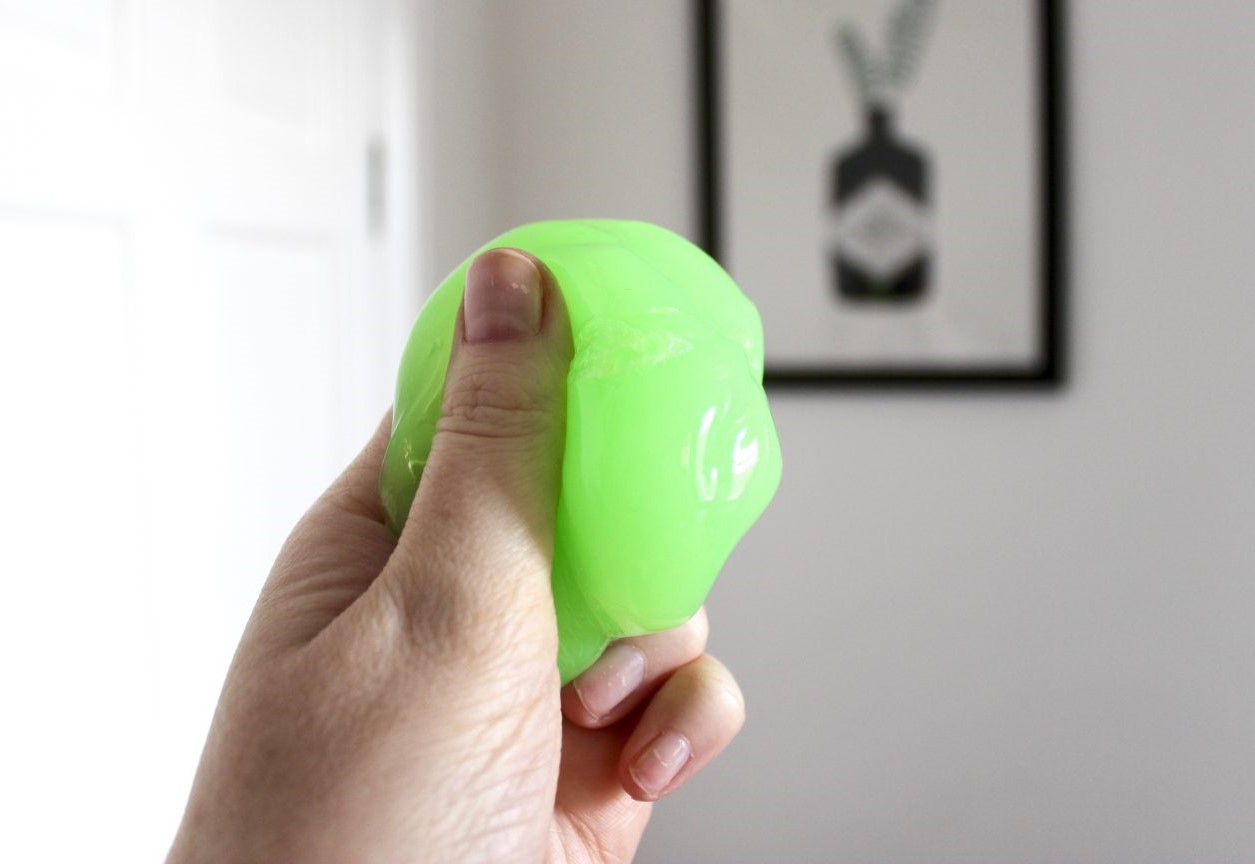 ترفندهای پاک کردن اسلایم از روی مو + 10 روش موثر و خانگی