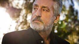 دانلود آهنگ ابی کی اشکاتو پاک میکنه شبها که غصه داری ابی کی اشکاتو پاک میکنه