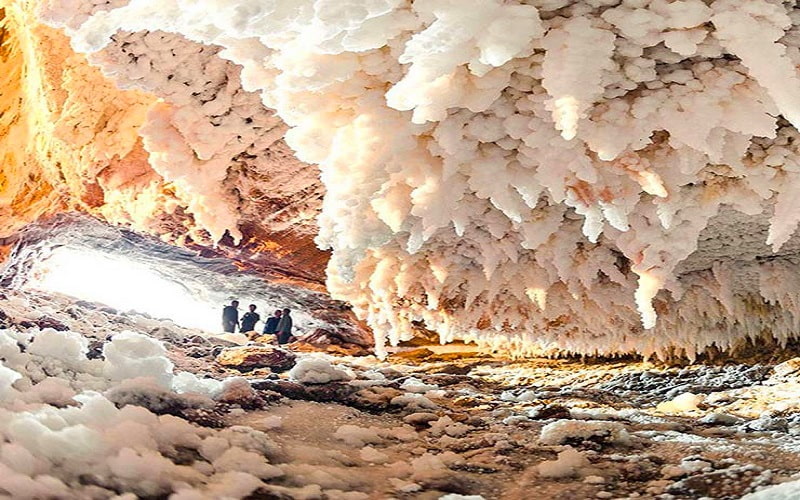 راهنمای سفر به قشم؛ جاذبهها، هزینهها و ترفندهای سفر ارزان (۲۰۲۶) غار نمکدان (Namakdan Cave)