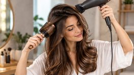 چگونه با سشوار به مو حجم بدهیم؟ تکنیک‌های ساده برای داشتن موهایی خوش‌حالت