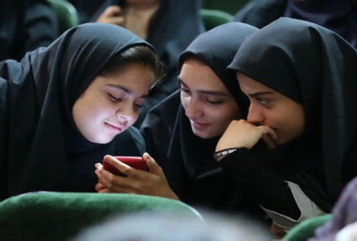 استفاده از موبایل در مدارس آزاد شد؟ قوانین جدید همراه داشتن گوشی دانشآموزان آیا دانشآموزان میتوانند گوشی خود را به مدرسه ببرند؟