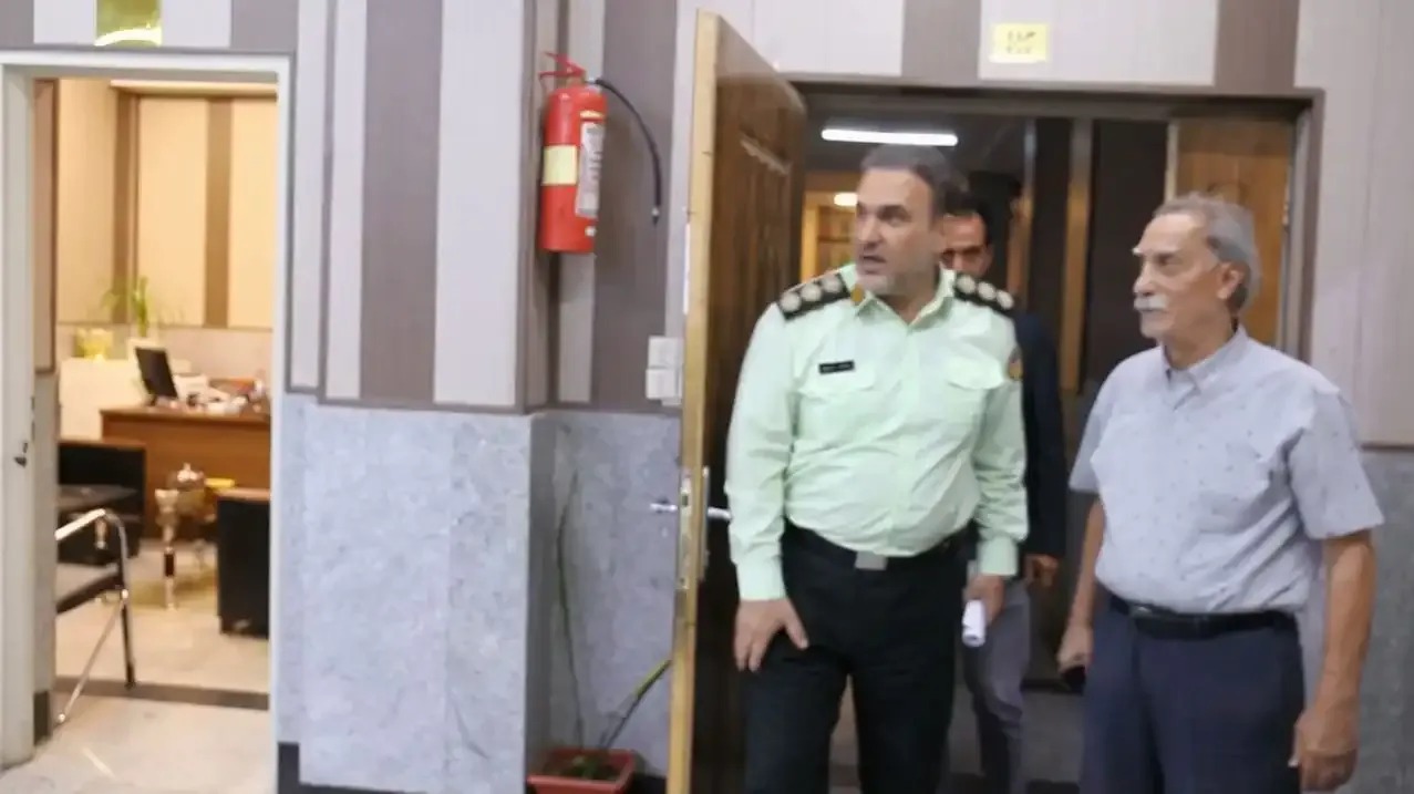 گوشی سیاوش طهمورث پیدا شد؛ سارق دستگیر و گوشی به بازیگر تحویل داده شد گوشی سیاوش طهمورث به او تحویل داده شد