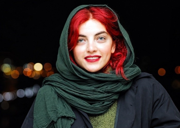 بیوگرافی آیدا ماهیانی؛ سن، زندگی شخصی و فیلمهای بازیگر نقش تلما پرتره آیدا ماهیانی با موهای قرمز و روسری سبز