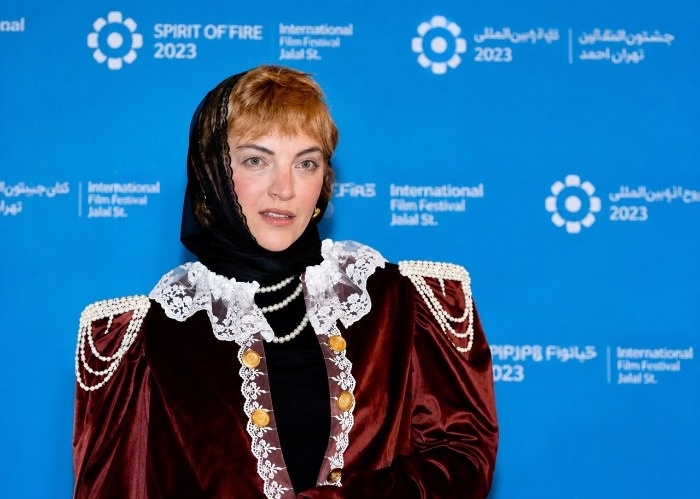 بیوگرافی آیدا ماهیانی؛ سن، زندگی شخصی و فیلمهای بازیگر نقش تلما آیدا ماهیانی با لباس مخمل زرشکی در یک جشنواره سینمایی