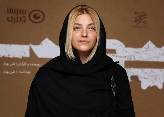 بیوگرافی آیدا ماهیانی؛ سن، زندگی شخصی و فیلمهای بازیگر نقش تلما آیدا ماهیانی با پوشش مشکی در یک رویداد هنری