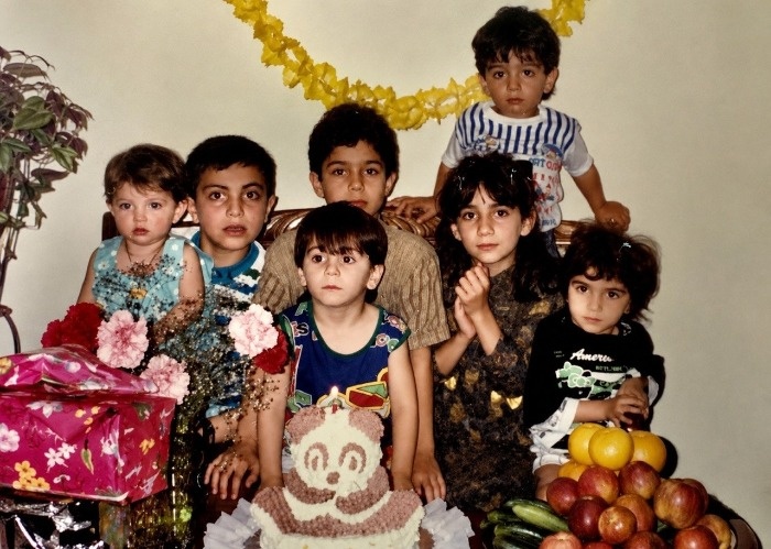 بیوگرافی آیدا ماهیانی؛ سن، زندگی شخصی و فیلمهای بازیگر نقش تلما تصویر جشن تولد در مجموعه عکسهای کودکی آیدا ماهیانی